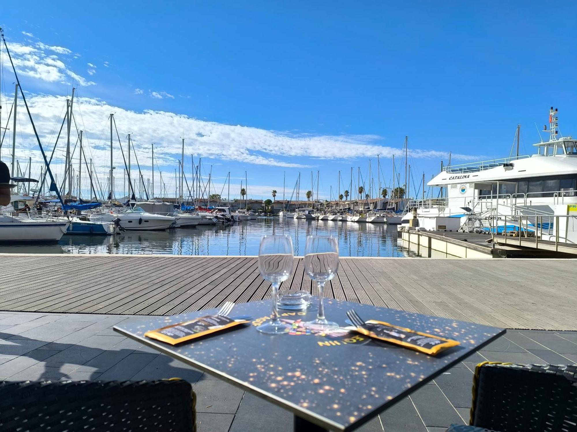 La Desirade Avec Parking- Port - Wifi Couchage En 160 Neuf Apartment Agde Exterior foto